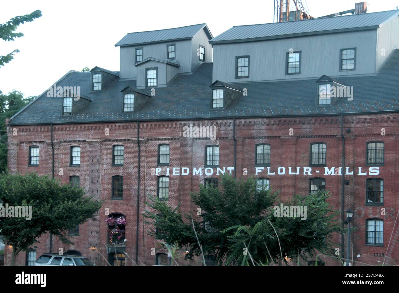 Lynchburg, Virginie, États-Unis. L'ancien moulin à farine Piémont et les bâtiments Silo sur Jefferson Street, convertis en appartements de luxe et lofts. Banque D'Images