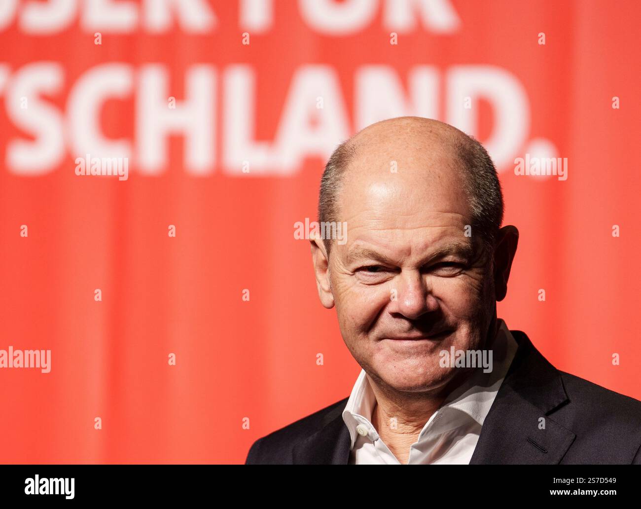 Schwalbach am Taunus, Allemagne. 19 janvier 2025. OLAF Scholz (SPD), chancelier fédéral et candidat principal de son parti, sourit sur scène lors de la campagne électorale au Bürgerhaus. Le chancelier fédéral se rend en Hesse dans le cadre de la campagne électorale du Bundestag de 2025. Le centre communautaire de Schwalbach est complet. L'élection anticipée au Bundestag allemand doit avoir lieu le 23 février 2025. Crédit : Andreas Arnold/dpa/Alamy Live News Banque D'Images