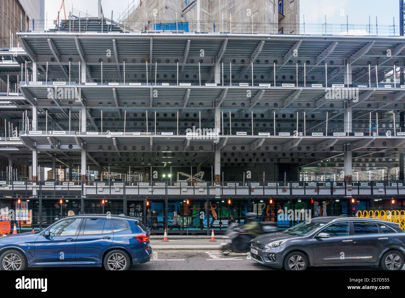 Construction d'un immeuble de bureaux au 14-21 Holborn Viaduc montrant la construction de poutres en acier avec ouvertures de âme. Banque D'Images