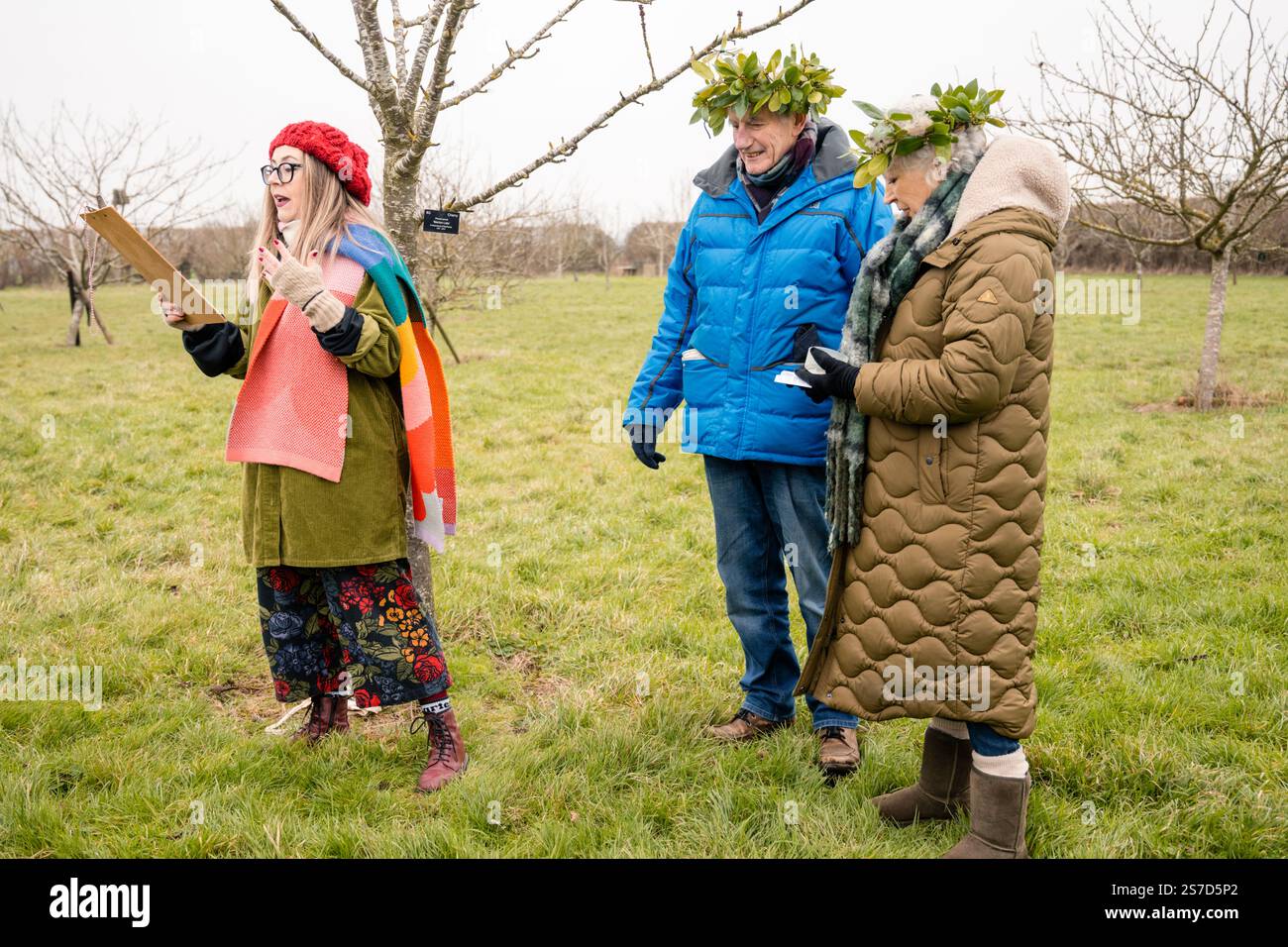 Willingham, Cambridgeshire, Royaume-Uni. 19 janvier 2025. Les villageois se rassemblent dans le verger communautaire pour le wassailing annuel, une tradition rurale visant à assurer une récolte abondante de pommes dans l'année à venir. Les festivités comprennent des marmites et des casseroles pour repousser les mauvais esprits, le couronnement d'un roi et d'une reine, des arbres oints avec du pain et le plaisir du cidre chaud. Crédit : Julian Eales/Alamy Live News Banque D'Images