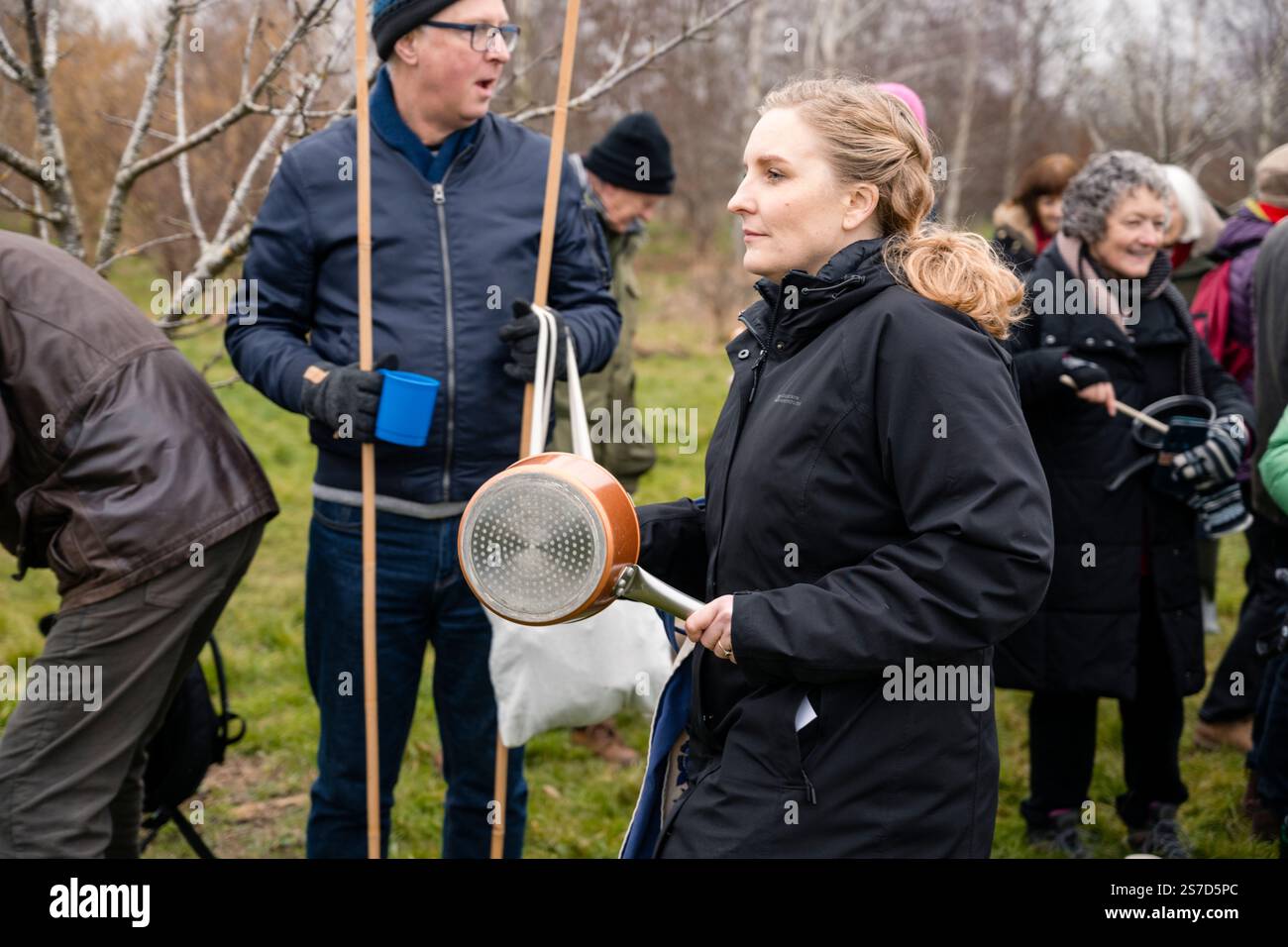 Willingham, Cambridgeshire, Royaume-Uni. 19 janvier 2025. Les villageois se rassemblent dans le verger communautaire pour le wassailing annuel, une tradition rurale visant à assurer une récolte abondante de pommes dans l'année à venir. Les festivités comprennent des marmites et des casseroles pour repousser les mauvais esprits, le couronnement d'un roi et d'une reine, des arbres oints avec du pain et le plaisir du cidre chaud. Crédit : Julian Eales/Alamy Live News Banque D'Images