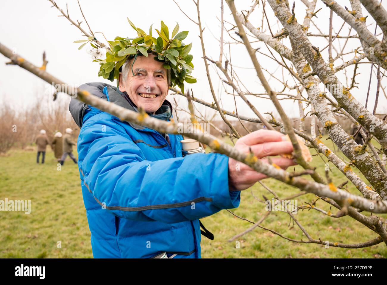 Willingham, Cambridgeshire, Royaume-Uni. 19 janvier 2025. Les villageois se rassemblent dans le verger communautaire pour le wassailing annuel, une tradition rurale visant à assurer une récolte abondante de pommes dans l'année à venir. Les festivités comprennent des marmites et des casseroles pour repousser les mauvais esprits, le couronnement d'un roi et d'une reine, des arbres oints avec du pain et le plaisir du cidre chaud. Crédit : Julian Eales/Alamy Live News Banque D'Images