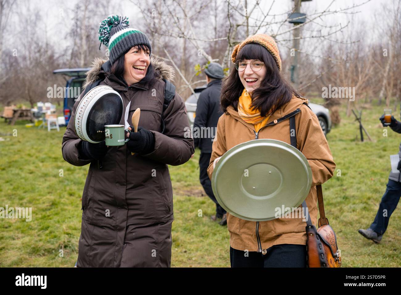 Willingham, Cambridgeshire, Royaume-Uni. 19 janvier 2025. Les villageois se rassemblent dans le verger communautaire pour le wassailing annuel, une tradition rurale visant à assurer une récolte abondante de pommes dans l'année à venir. Les festivités comprennent des marmites et des casseroles pour repousser les mauvais esprits, le couronnement d'un roi et d'une reine, des arbres oints avec du pain et le plaisir du cidre chaud. Crédit : Julian Eales/Alamy Live News Banque D'Images