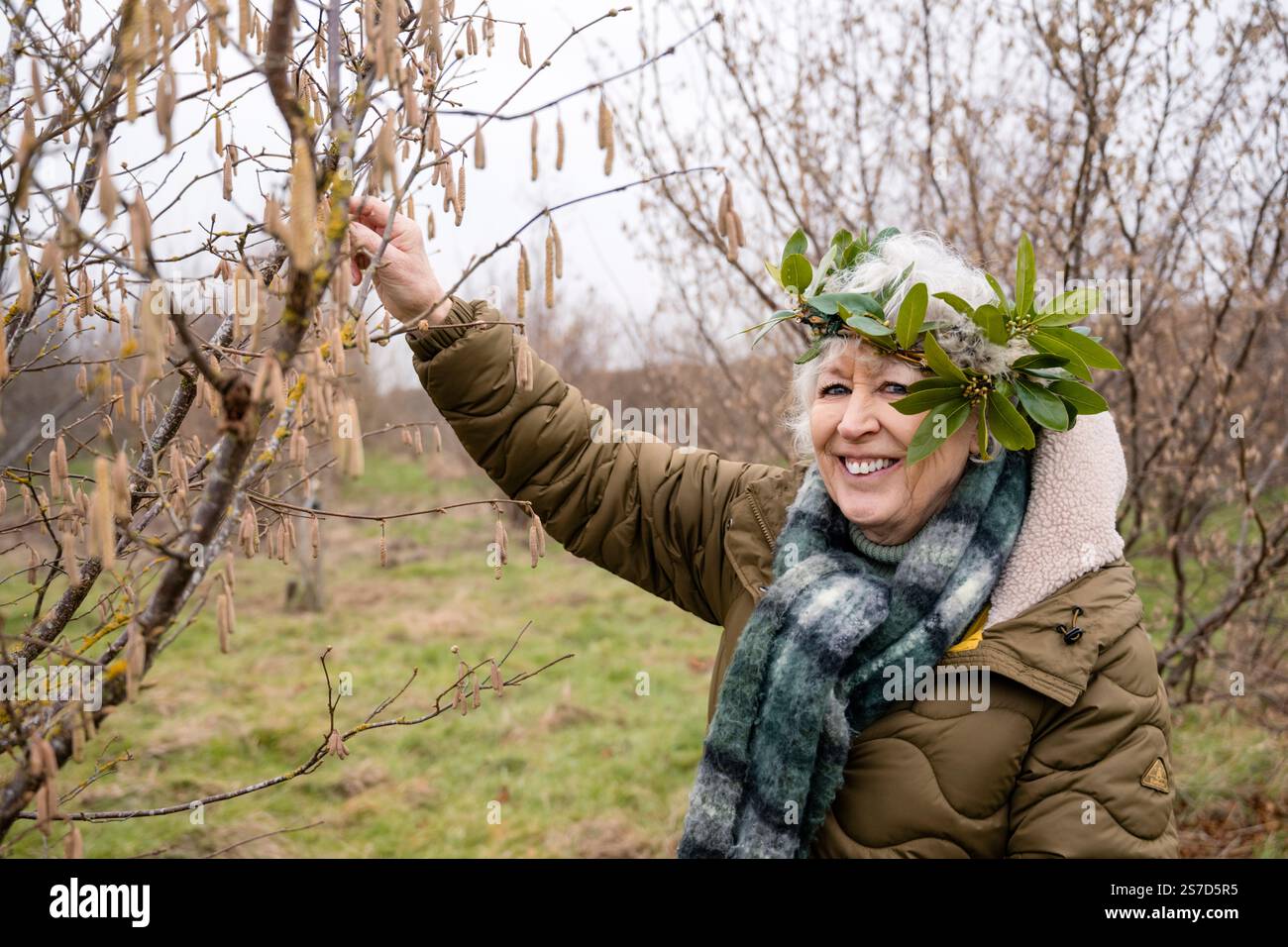 Willingham, Cambridgeshire, Royaume-Uni. 19 janvier 2025. Les villageois se rassemblent dans le verger communautaire pour le wassailing annuel, une tradition rurale visant à assurer une récolte abondante de pommes dans l'année à venir. Les festivités comprennent des marmites et des casseroles pour repousser les mauvais esprits, le couronnement d'un roi et d'une reine, des arbres oints avec du pain et le plaisir du cidre chaud. Crédit : Julian Eales/Alamy Live News Banque D'Images