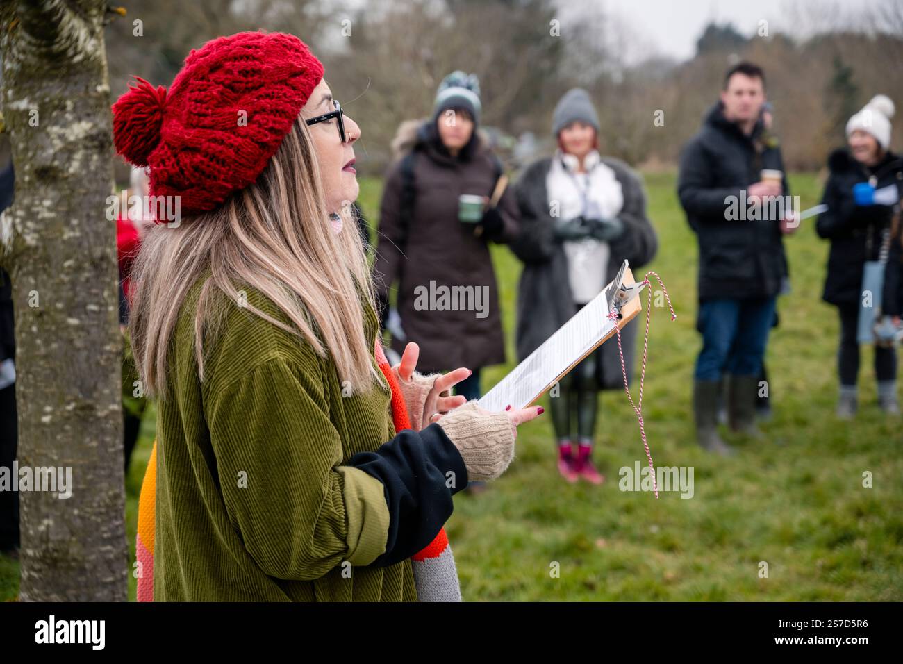 Willingham, Cambridgeshire, Royaume-Uni. 19 janvier 2025. Les villageois se rassemblent dans le verger communautaire pour le wassailing annuel, une tradition rurale visant à assurer une récolte abondante de pommes dans l'année à venir. Les festivités comprennent des marmites et des casseroles pour repousser les mauvais esprits, le couronnement d'un roi et d'une reine, des arbres oints avec du pain et le plaisir du cidre chaud. Crédit : Julian Eales/Alamy Live News Banque D'Images