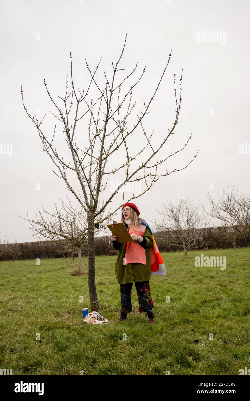 Willingham, Cambridgeshire, Royaume-Uni. 19 janvier 2025. Les villageois se rassemblent dans le verger communautaire pour le wassailing annuel, une tradition rurale visant à assurer une récolte abondante de pommes dans l'année à venir. Les festivités comprennent des marmites et des casseroles pour repousser les mauvais esprits, le couronnement d'un roi et d'une reine, des arbres oints avec du pain et le plaisir du cidre chaud. Crédit : Julian Eales/Alamy Live News Banque D'Images