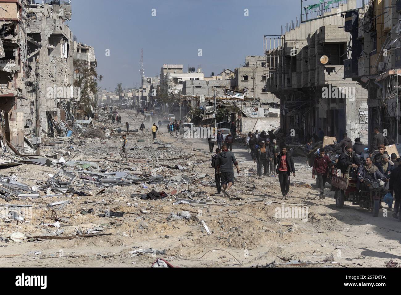 Gaza, Gaza, Palestine. 18 janvier 2025. Des citoyens palestiniens inspectent leurs maisons détruites dans la ville de Rafah, au Sud de la bande de Gaza, après l'entrée en vigueur du cessez-le-feu après la guerre de 470 jours entre Israël et le Hamas, Rafah, au Sud de la bande de Gaza, le 19 janvier 2025. (Crédit image : © Saher Alghorra/ZUMA Press Wire) USAGE ÉDITORIAL SEULEMENT! Non destiné à UN USAGE commercial ! Banque D'Images