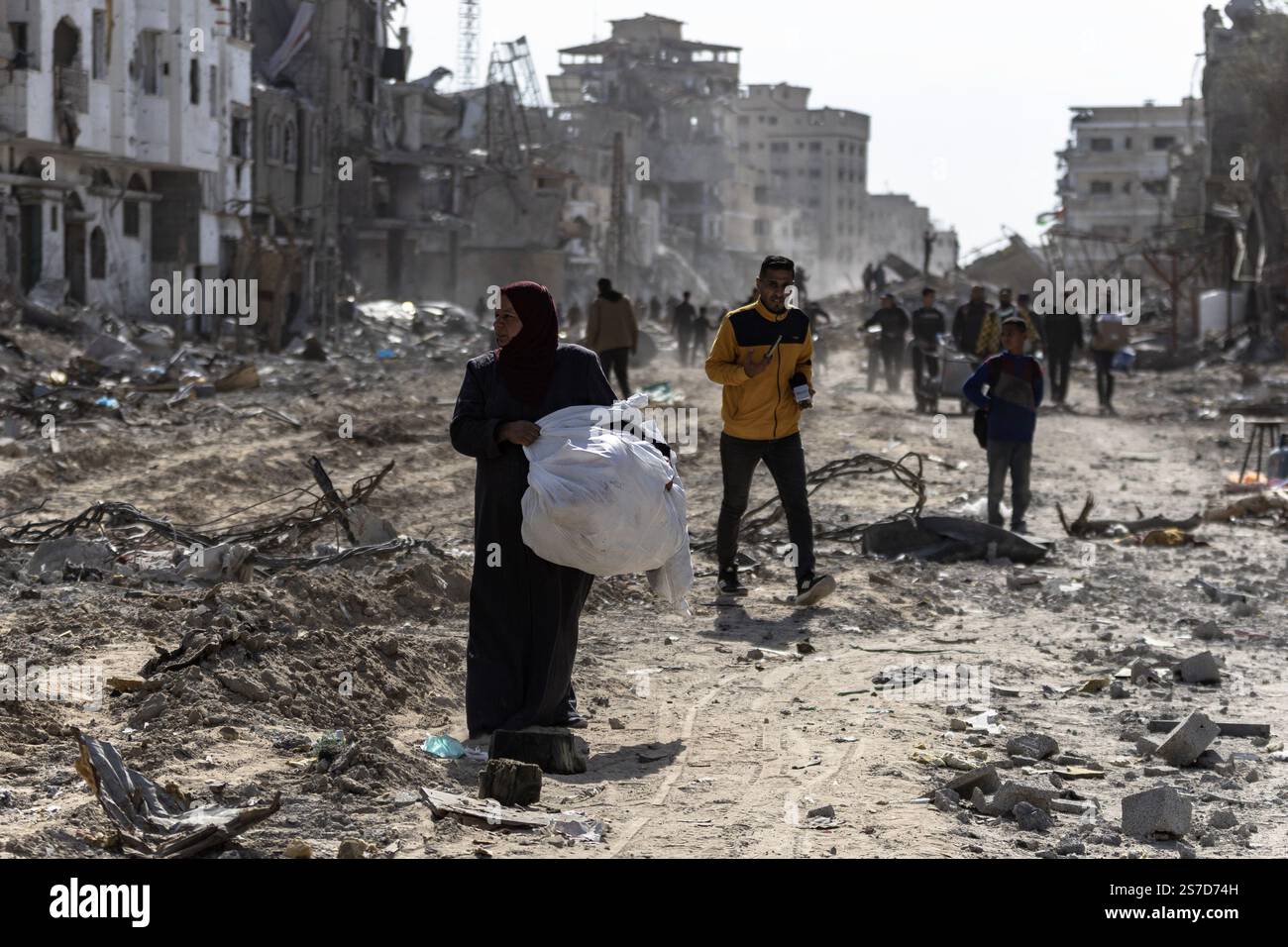 Gaza, Gaza, Palestine. 18 janvier 2025. Des citoyens palestiniens inspectent leurs maisons détruites dans la ville de Rafah, au Sud de la bande de Gaza, après l'entrée en vigueur du cessez-le-feu après la guerre de 470 jours entre Israël et le Hamas, Rafah, au Sud de la bande de Gaza, le 19 janvier 2025. (Crédit image : © Saher Alghorra/ZUMA Press Wire) USAGE ÉDITORIAL SEULEMENT! Non destiné à UN USAGE commercial ! Banque D'Images