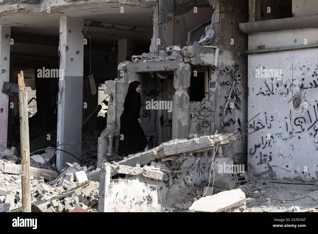 Gaza, Gaza, Palestine. 18 janvier 2025. Des citoyens palestiniens inspectent leurs maisons détruites dans la ville de Rafah, au Sud de la bande de Gaza, après l'entrée en vigueur du cessez-le-feu après la guerre de 470 jours entre Israël et le Hamas, Rafah, au Sud de la bande de Gaza, le 19 janvier 2025. (Crédit image : © Saher Alghorra/ZUMA Press Wire) USAGE ÉDITORIAL SEULEMENT! Non destiné à UN USAGE commercial ! Banque D'Images