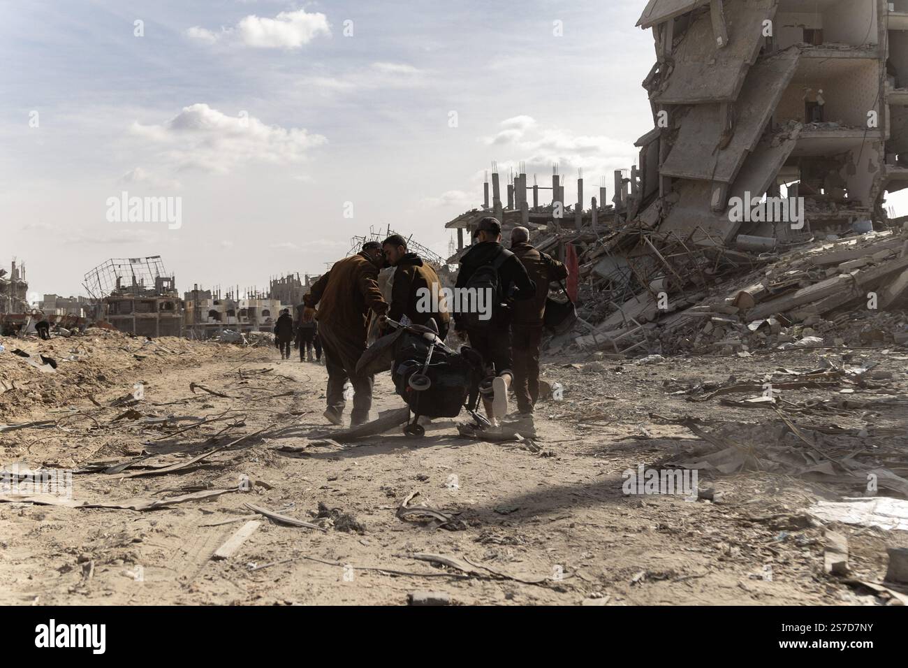 Gaza, Gaza, Palestine. 18 janvier 2025. Des citoyens palestiniens inspectent leurs maisons détruites dans la ville de Rafah, au Sud de la bande de Gaza, après l'entrée en vigueur du cessez-le-feu après la guerre de 470 jours entre Israël et le Hamas, Rafah, au Sud de la bande de Gaza, le 19 janvier 2025. (Crédit image : © Saher Alghorra/ZUMA Press Wire) USAGE ÉDITORIAL SEULEMENT! Non destiné à UN USAGE commercial ! Banque D'Images