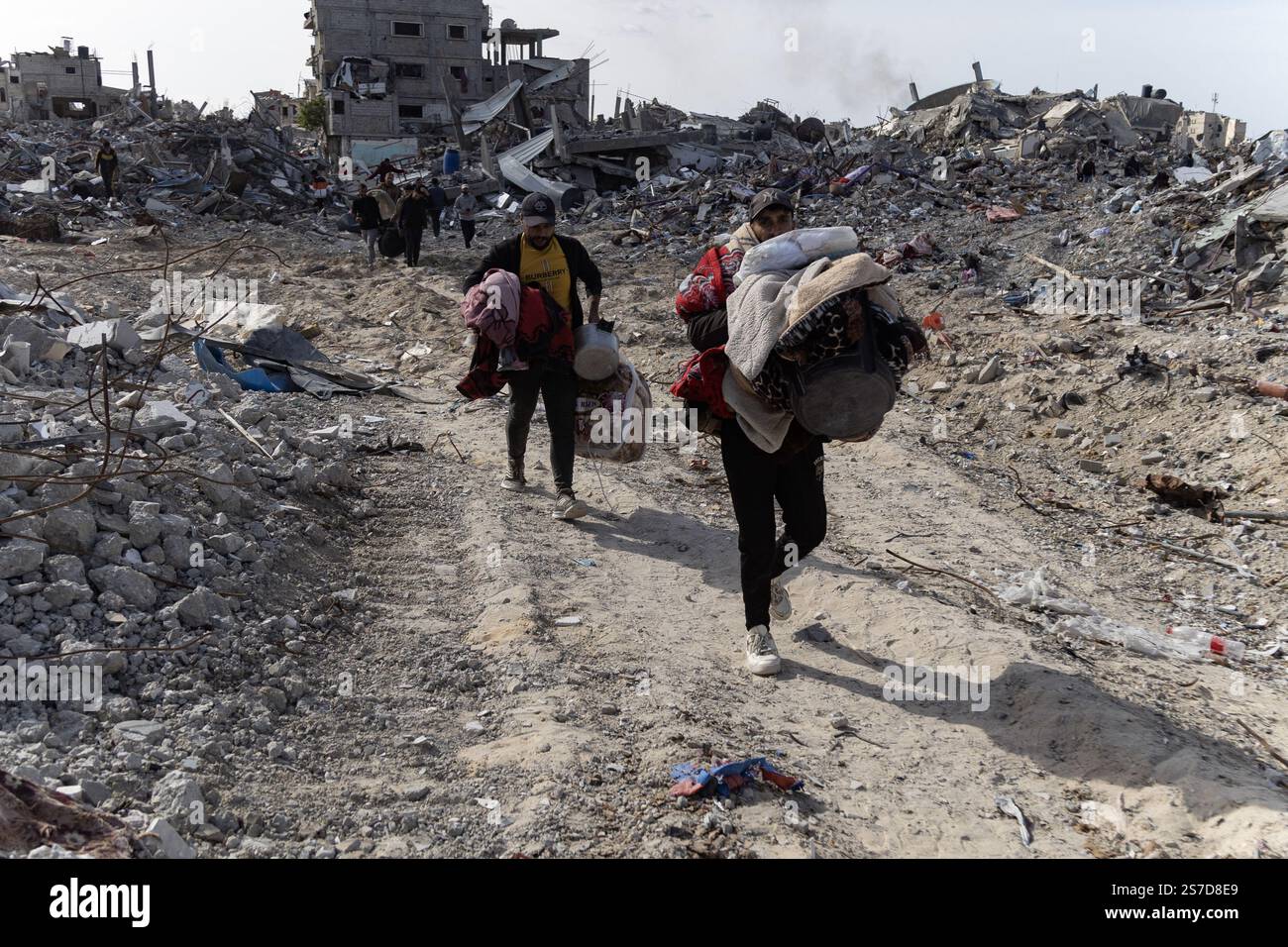 Gaza, Gaza, Palestine. 18 janvier 2025. Des citoyens palestiniens inspectent leurs maisons détruites dans la ville de Rafah, au Sud de la bande de Gaza, après l'entrée en vigueur du cessez-le-feu après la guerre de 470 jours entre Israël et le Hamas, Rafah, au Sud de la bande de Gaza, le 19 janvier 2025. (Crédit image : © Saher Alghorra/ZUMA Press Wire) USAGE ÉDITORIAL SEULEMENT! Non destiné à UN USAGE commercial ! Banque D'Images