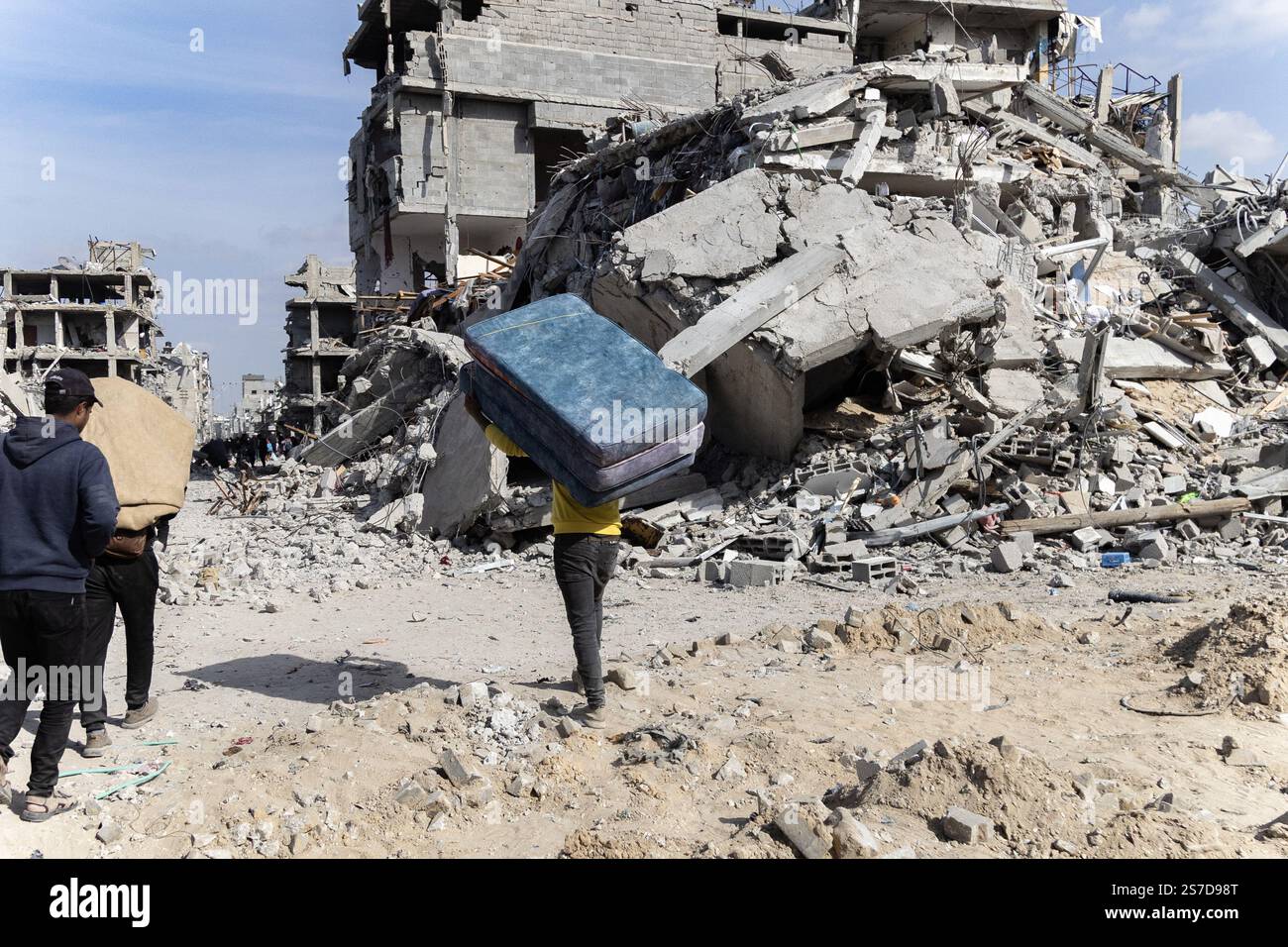 Gaza, Gaza, Palestine. 18 janvier 2025. Des citoyens palestiniens inspectent leurs maisons détruites dans la ville de Rafah, au Sud de la bande de Gaza, après l'entrée en vigueur du cessez-le-feu après la guerre de 470 jours entre Israël et le Hamas, Rafah, au Sud de la bande de Gaza, le 19 janvier 2025. (Crédit image : © Saher Alghorra/ZUMA Press Wire) USAGE ÉDITORIAL SEULEMENT! Non destiné à UN USAGE commercial ! Banque D'Images