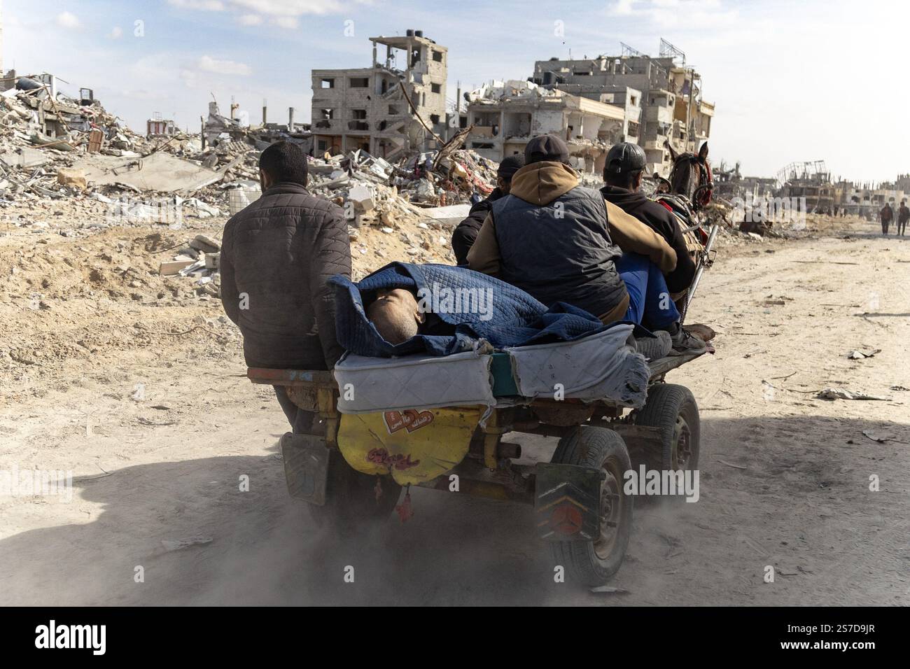Gaza, Gaza, Palestine. 18 janvier 2025. Des citoyens palestiniens inspectent leurs maisons détruites dans la ville de Rafah, au Sud de la bande de Gaza, après l'entrée en vigueur du cessez-le-feu après la guerre de 470 jours entre Israël et le Hamas, Rafah, au Sud de la bande de Gaza, le 19 janvier 2025. (Crédit image : © Saher Alghorra/ZUMA Press Wire) USAGE ÉDITORIAL SEULEMENT! Non destiné à UN USAGE commercial ! Banque D'Images