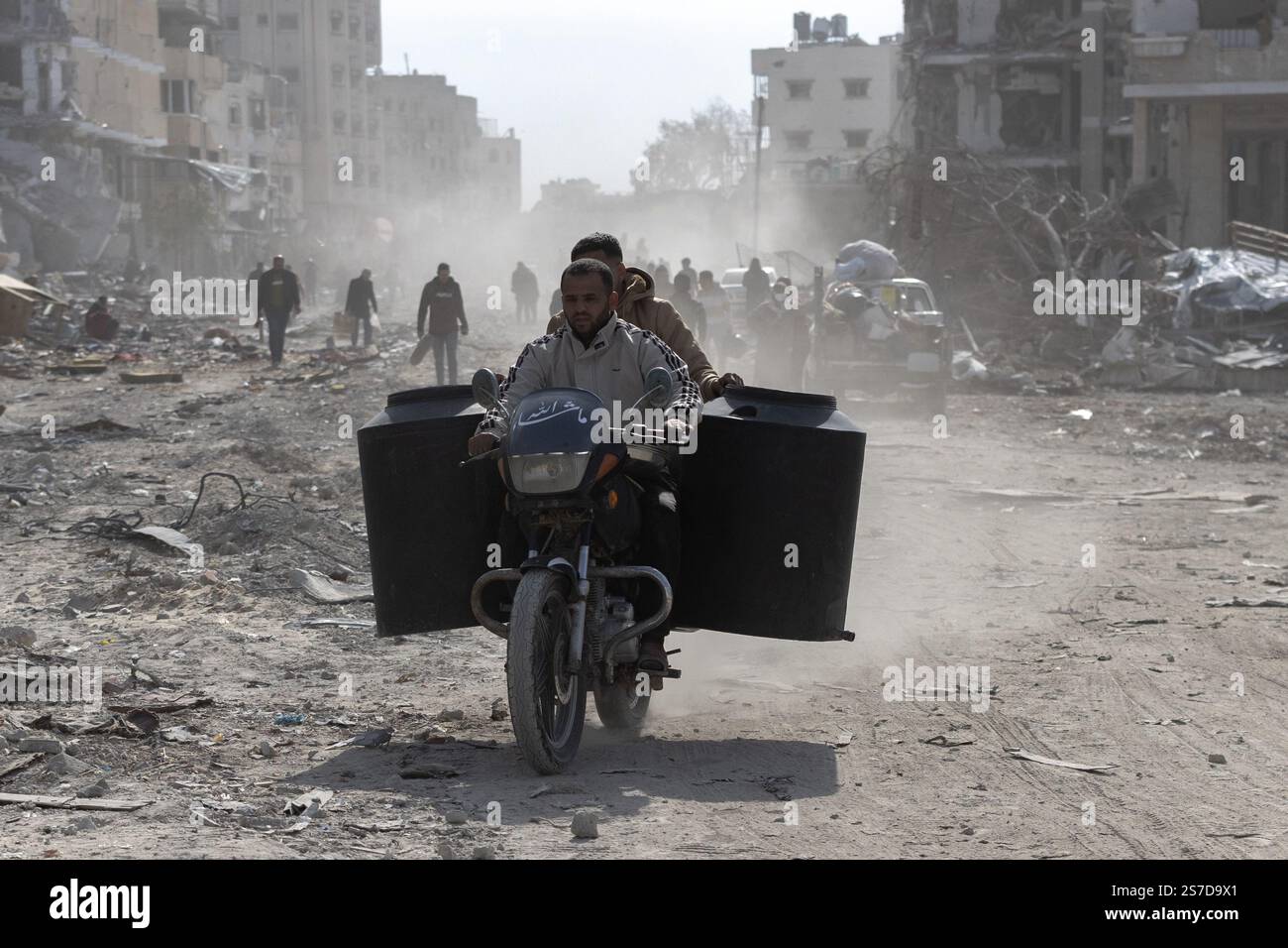 Gaza, Gaza, Palestine. 19 janvier 2025. Des citoyens palestiniens inspectent leurs maisons détruites dans la ville de Rafah, au Sud de la bande de Gaza, après l'entrée en vigueur du cessez-le-feu après la guerre de 470 jours entre Israël et le Hamas, Rafah, au Sud de la bande de Gaza, le 19 janvier 2025. (Crédit image : © Saher Alghorra/ZUMA Press Wire) USAGE ÉDITORIAL SEULEMENT! Non destiné à UN USAGE commercial ! Banque D'Images
