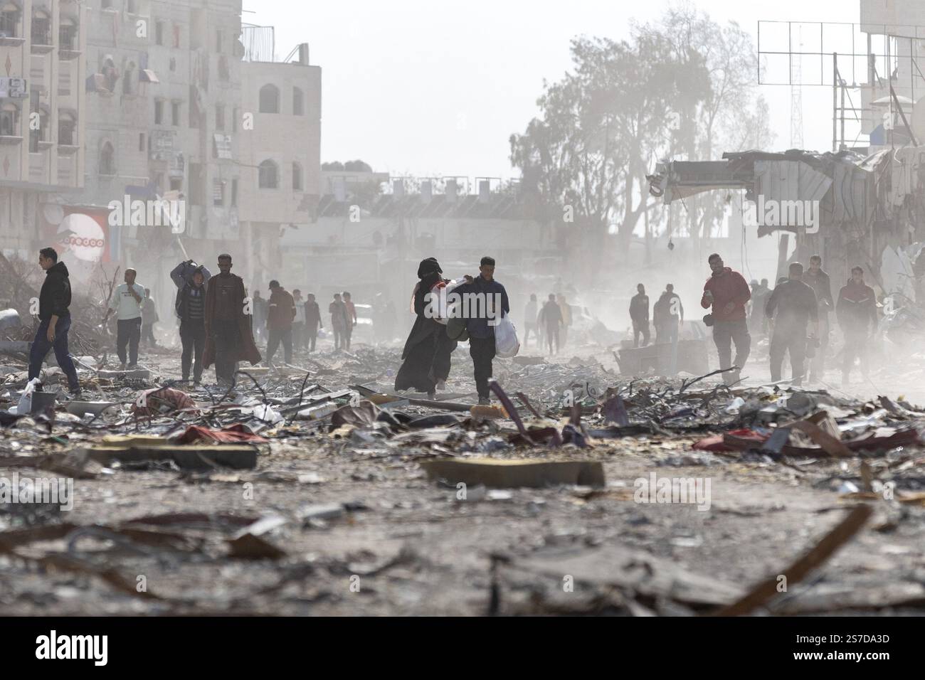 Gaza, Gaza, Palestine. 19 janvier 2025. Des citoyens palestiniens inspectent leurs maisons détruites dans la ville de Rafah, au Sud de la bande de Gaza, après l'entrée en vigueur du cessez-le-feu après la guerre de 470 jours entre Israël et le Hamas, Rafah, au Sud de la bande de Gaza, le 19 janvier 2025. (Crédit image : © Saher Alghorra/ZUMA Press Wire) USAGE ÉDITORIAL SEULEMENT! Non destiné à UN USAGE commercial ! Banque D'Images