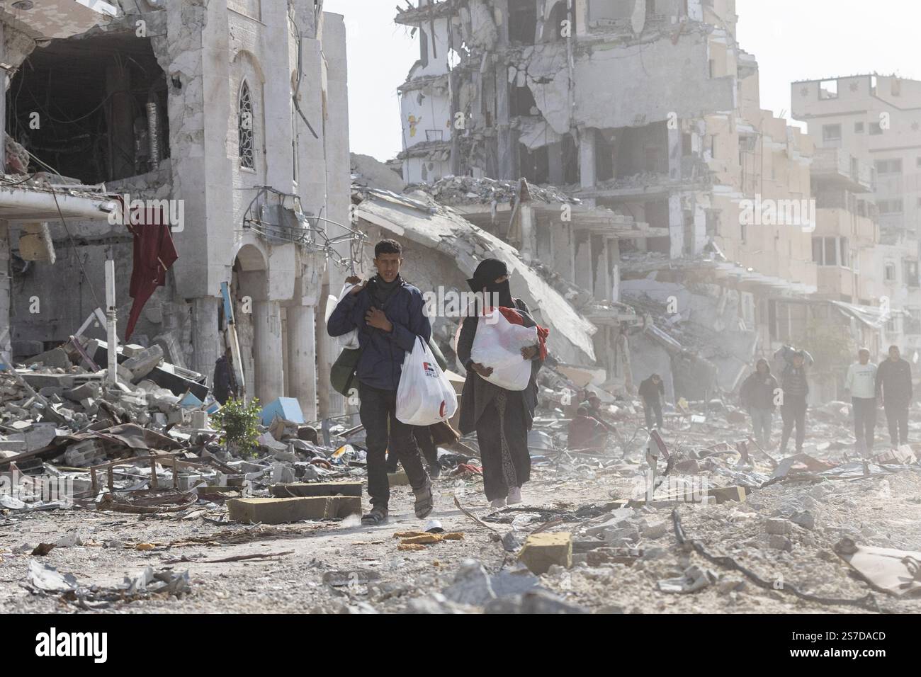 Gaza, Gaza, Palestine. 19 janvier 2025. Des citoyens palestiniens inspectent leurs maisons détruites dans la ville de Rafah, au Sud de la bande de Gaza, après l'entrée en vigueur du cessez-le-feu après la guerre de 470 jours entre Israël et le Hamas, Rafah, au Sud de la bande de Gaza, le 19 janvier 2025. (Crédit image : © Saher Alghorra/ZUMA Press Wire) USAGE ÉDITORIAL SEULEMENT! Non destiné à UN USAGE commercial ! Banque D'Images