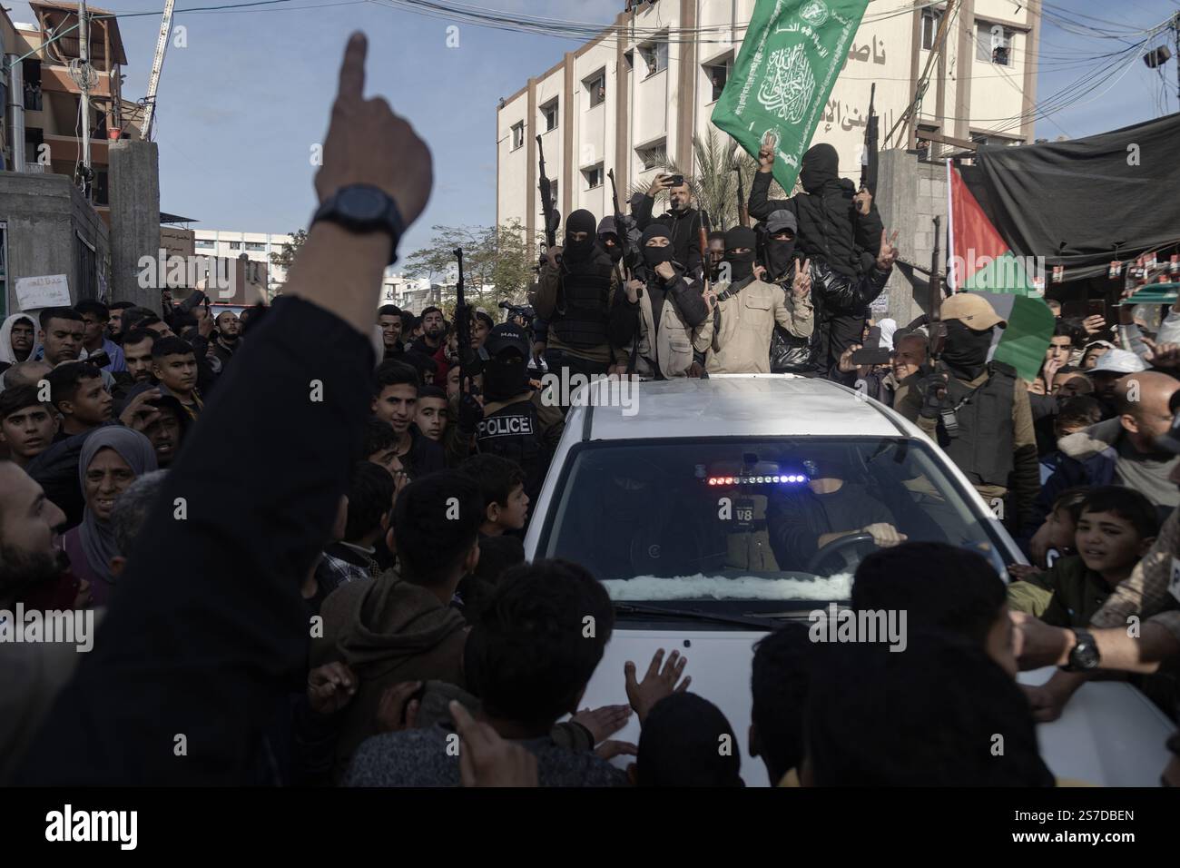 Gaza, Gaza, Palestine. 18 janvier 2025. 19 janvier 2025, Khan Yunis, Territoires palestiniens : des membres des factions de la résistance palestinienne célèbrent dans les rues de la ville de Khan Yunis dans le Sud de la bande de Gaza le cessez-le-feu entre Israël et le Hamas, qui a duré 470 jours. (Crédit image : © Saher Alghorra/ZUMA Press Wire) USAGE ÉDITORIAL SEULEMENT! Non destiné à UN USAGE commercial ! Banque D'Images