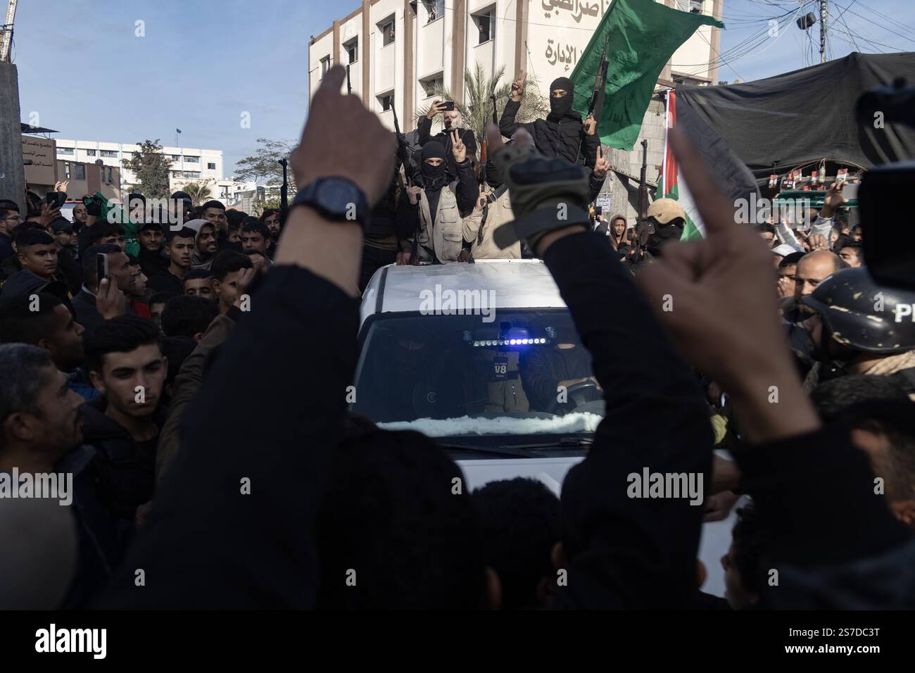 Gaza, Gaza, Palestine. 18 janvier 2025. 19 janvier 2025, Khan Yunis, Territoires palestiniens : des membres des factions de la résistance palestinienne célèbrent dans les rues de la ville de Khan Yunis dans le Sud de la bande de Gaza le cessez-le-feu entre Israël et le Hamas, qui a duré 470 jours. (Crédit image : © Saher Alghorra/ZUMA Press Wire) USAGE ÉDITORIAL SEULEMENT! Non destiné à UN USAGE commercial ! Banque D'Images