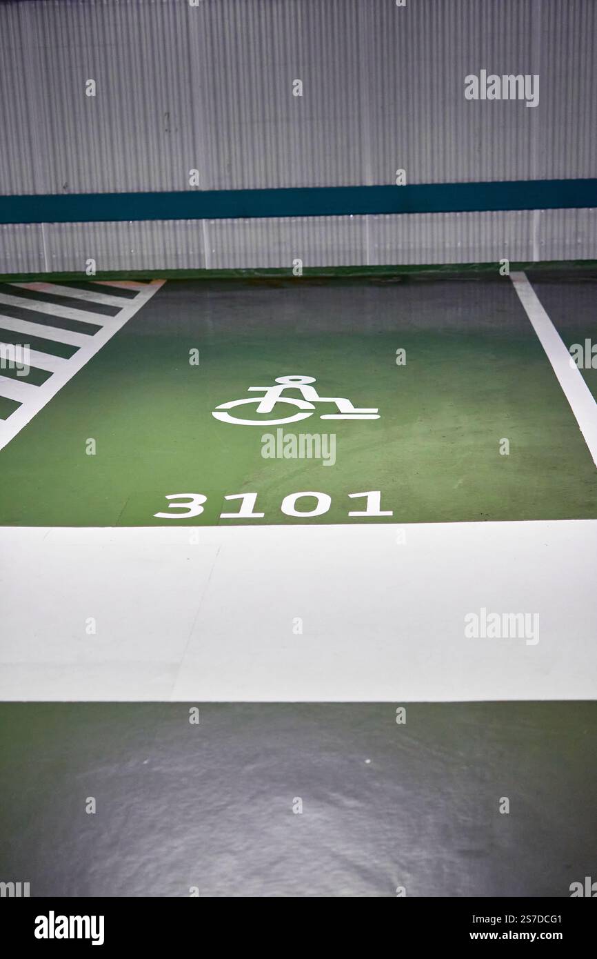 Madrid. Espagne - 19 janvier 2025 : parking couvert vide avec places pour handicapés, marquages verts et blancs et infrastructures modernes. Parfait pour Banque D'Images Madrid. Espagne - 19 janvier 2025 : parking couvert vide avec places pour handicapés, marquages verts et blancs et infrastructures modernes. Parfait pour Banque D'Images