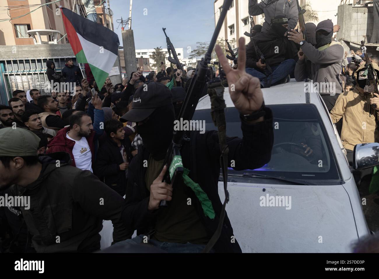 Gaza, Gaza, Palestine. 18 janvier 2025. 19 janvier 2025, Khan Yunis, Territoires palestiniens : des membres des factions de la résistance palestinienne célèbrent dans les rues de la ville de Khan Yunis dans le Sud de la bande de Gaza le cessez-le-feu entre Israël et le Hamas, qui a duré 470 jours. (Crédit image : © Saher Alghorra/ZUMA Press Wire) USAGE ÉDITORIAL SEULEMENT! Non destiné à UN USAGE commercial ! Banque D'Images