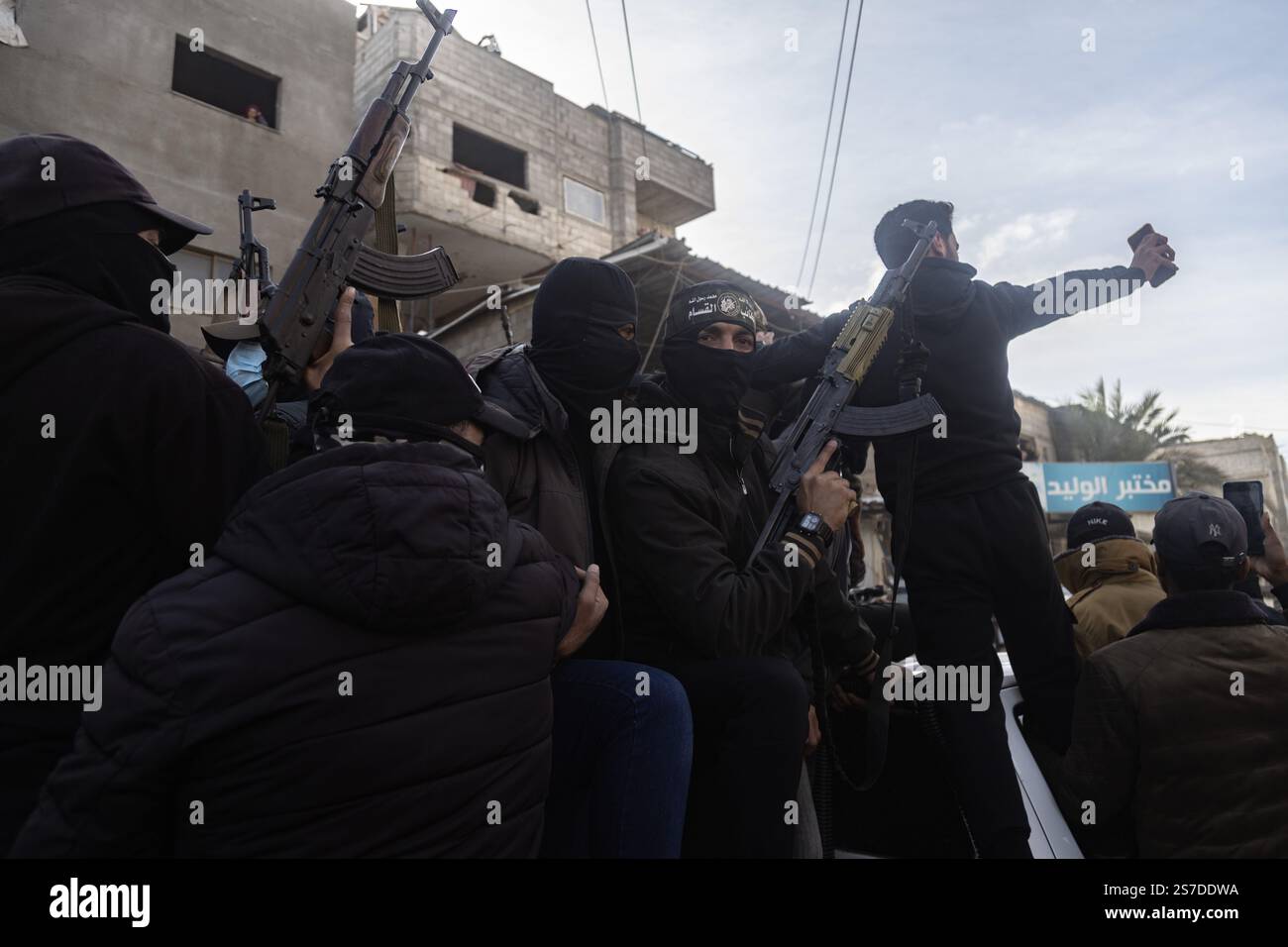 Gaza, Gaza, Palestine. 18 janvier 2025. 19 janvier 2025, Khan Yunis, Territoires palestiniens : des membres des factions de la résistance palestinienne célèbrent dans les rues de la ville de Khan Yunis dans le Sud de la bande de Gaza le cessez-le-feu entre Israël et le Hamas, qui a duré 470 jours. (Crédit image : © Saher Alghorra/ZUMA Press Wire) USAGE ÉDITORIAL SEULEMENT! Non destiné à UN USAGE commercial ! Banque D'Images