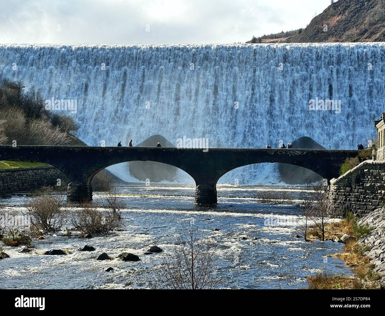Elan Valley Caban COCH Dam avec des gens regardant depuis le pont, Rhyader, Mid Wales. Banque D'Images