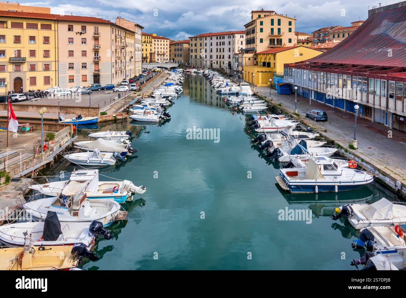 Scali delle Ancore est une rue au bord du canal dans le quartier Venezia Nuova de Livourne, en Italie, Banque D'Images