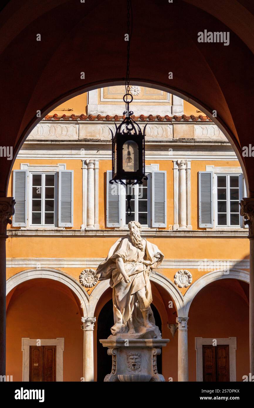 La statue de Moïse du XVIIIe siècle d'Andrea Vaccà se dresse dans la cour du palais de l'archevêque à Pise, en Italie. Banque D'Images