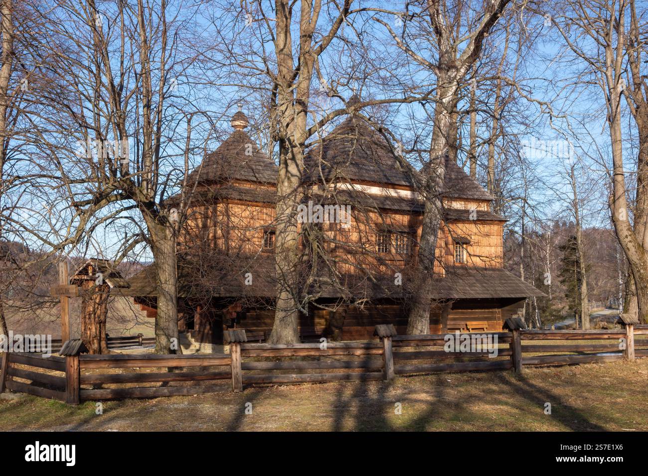 Smolnik in the Bieszczady Mountains - composé Michael Archange's Greek Catholic Church (anciennement Boyko Orthodox Church) Banque D'Images