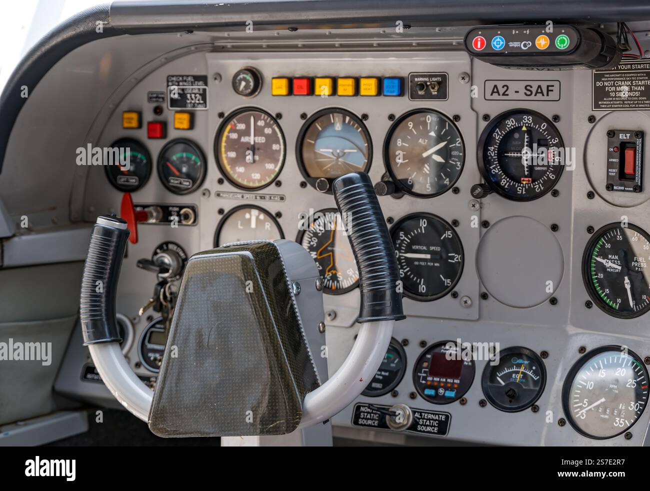 Vue intérieure du cockpit , colonne de direction et commandes de l'avion de transport touristique, Botswana, Afrique Banque D'Images