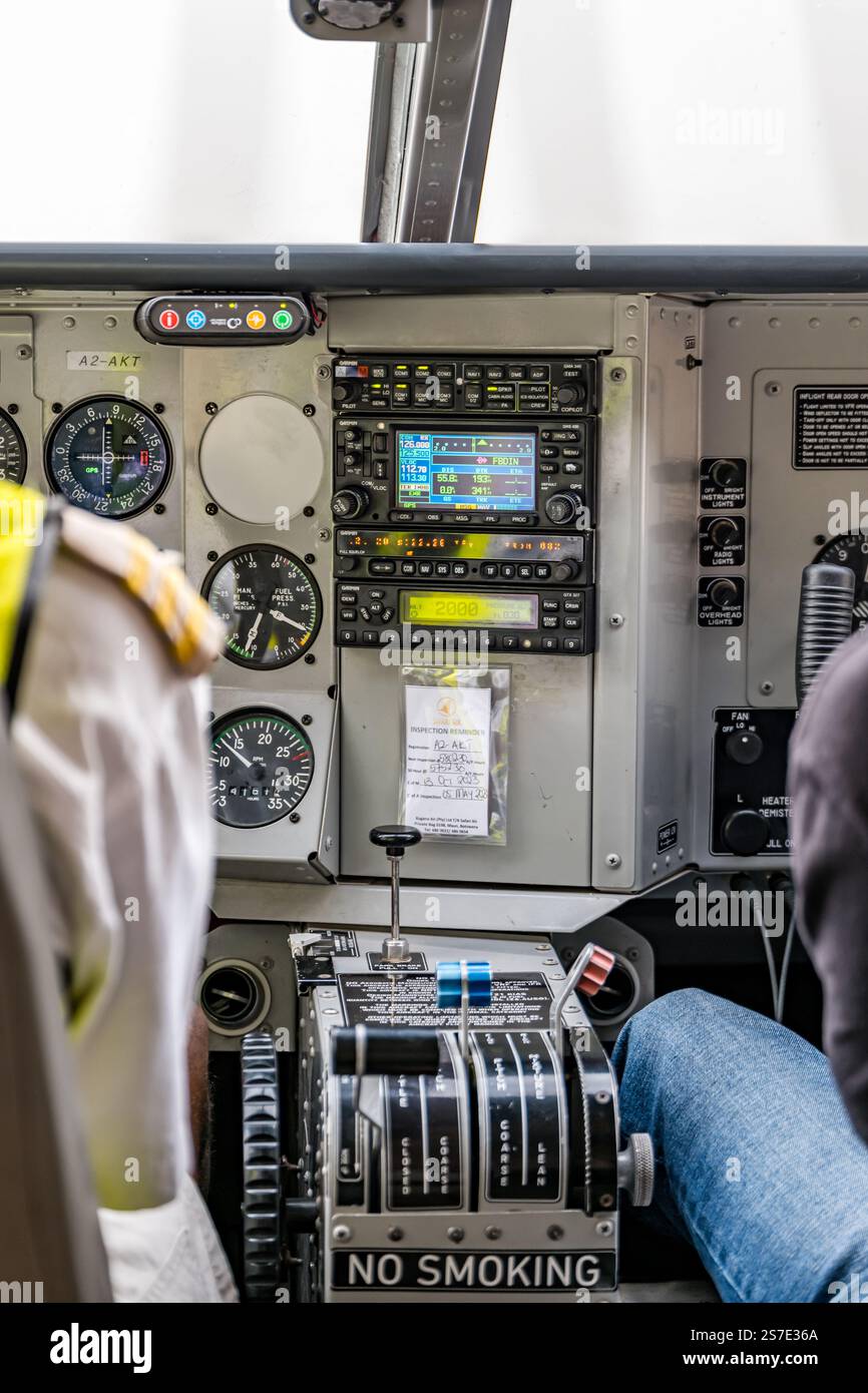 Vue intérieure des commandes de pilotage et de cockpit, avion Safari Air , Botswana, Afrique Banque D'Images