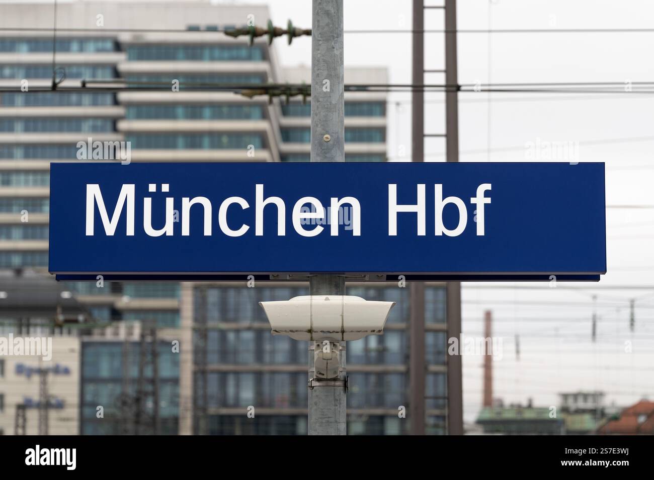 Panneau München Hbf (gare centrale de Munich). Panneau de désignation de l'emplacement au quai du train. Destination du voyage lors de l'utilisation des services de transport public Banque D'Images