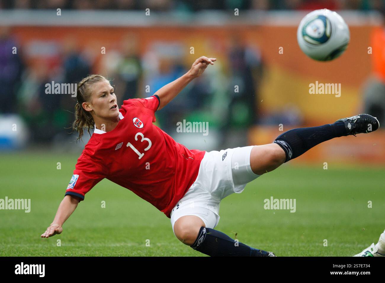 WOLFSBURG, ALLEMAGNE - 3 JUILLET : la norvégienne Madeleine Giske en action lors d'un match de Coupe du monde féminine de la FIFA du Groupe d contre le Brésil à l'Arena im Allerpark le 3 juillet 2011 à Wolfsburg, en Allemagne. Usage éditorial exclusif. Utilisation commerciale interdite. (Photographie de Jonathan Paul Larsen / Diadem images) Banque D'Images WOLFSBURG, ALLEMAGNE - 3 JUILLET : la norvégienne Madeleine Giske en action lors d'un match de Coupe du monde féminine de la FIFA du Groupe d contre le Brésil à l'Arena im Allerpark le 3 juillet 2011 à Wolfsburg, en Allemagne. Usage éditorial exclusif. Utilisation commerciale interdite. (Photographie de Jonathan Paul Larsen / Diadem images) Banque D'Images