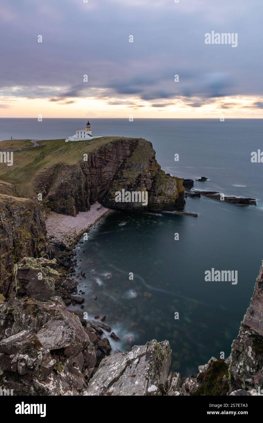 Phare de Stoer au coucher du soleil, dans le nord-ouest de l'Écosse Banque D'Images