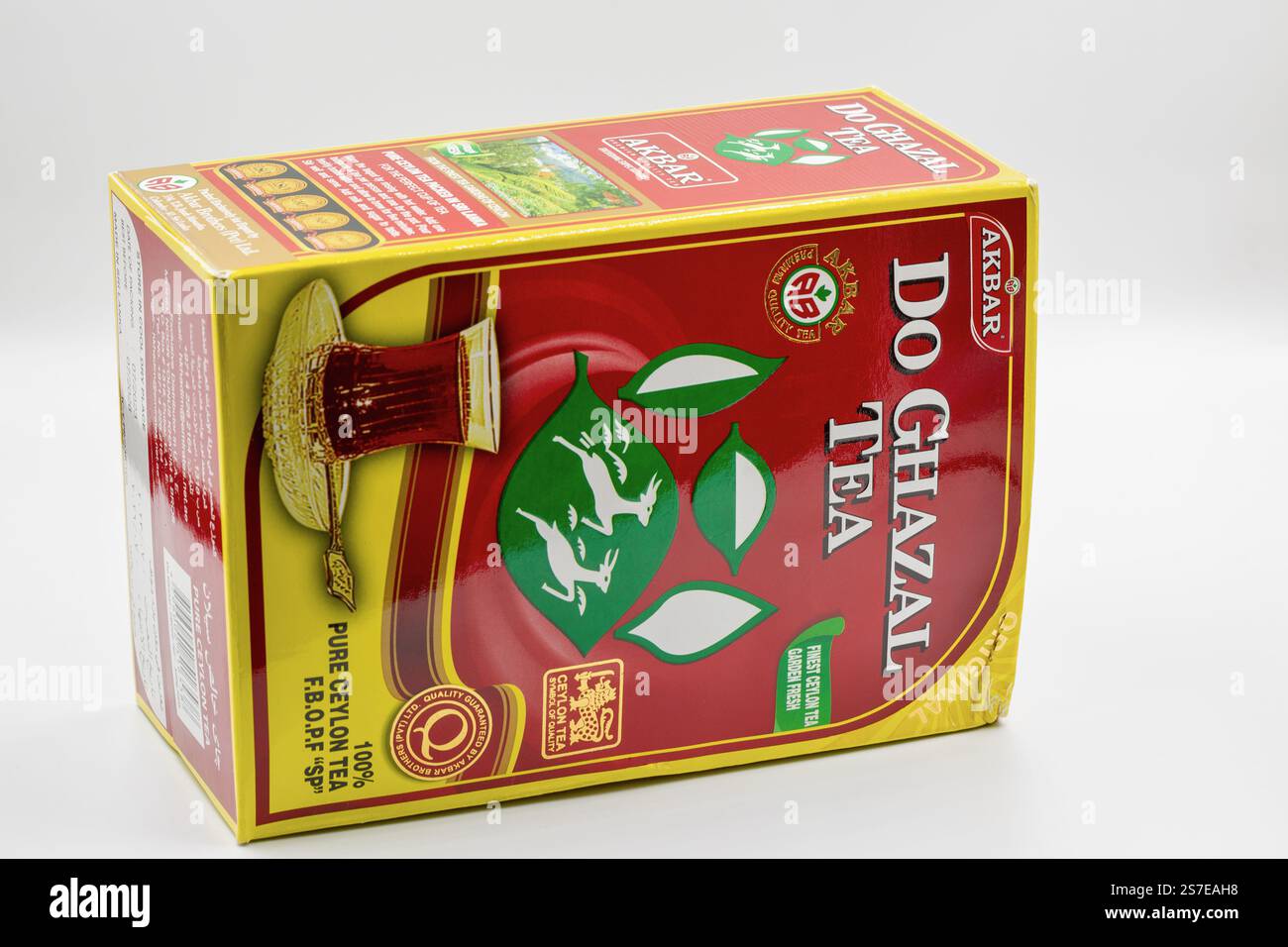 Kiev, Ukraine - 02 juin 2024 : tournage en studio de Akbar do Ghazal pur paquet de thé noir Ceylan gros plan sur blanc. Banque D'Images