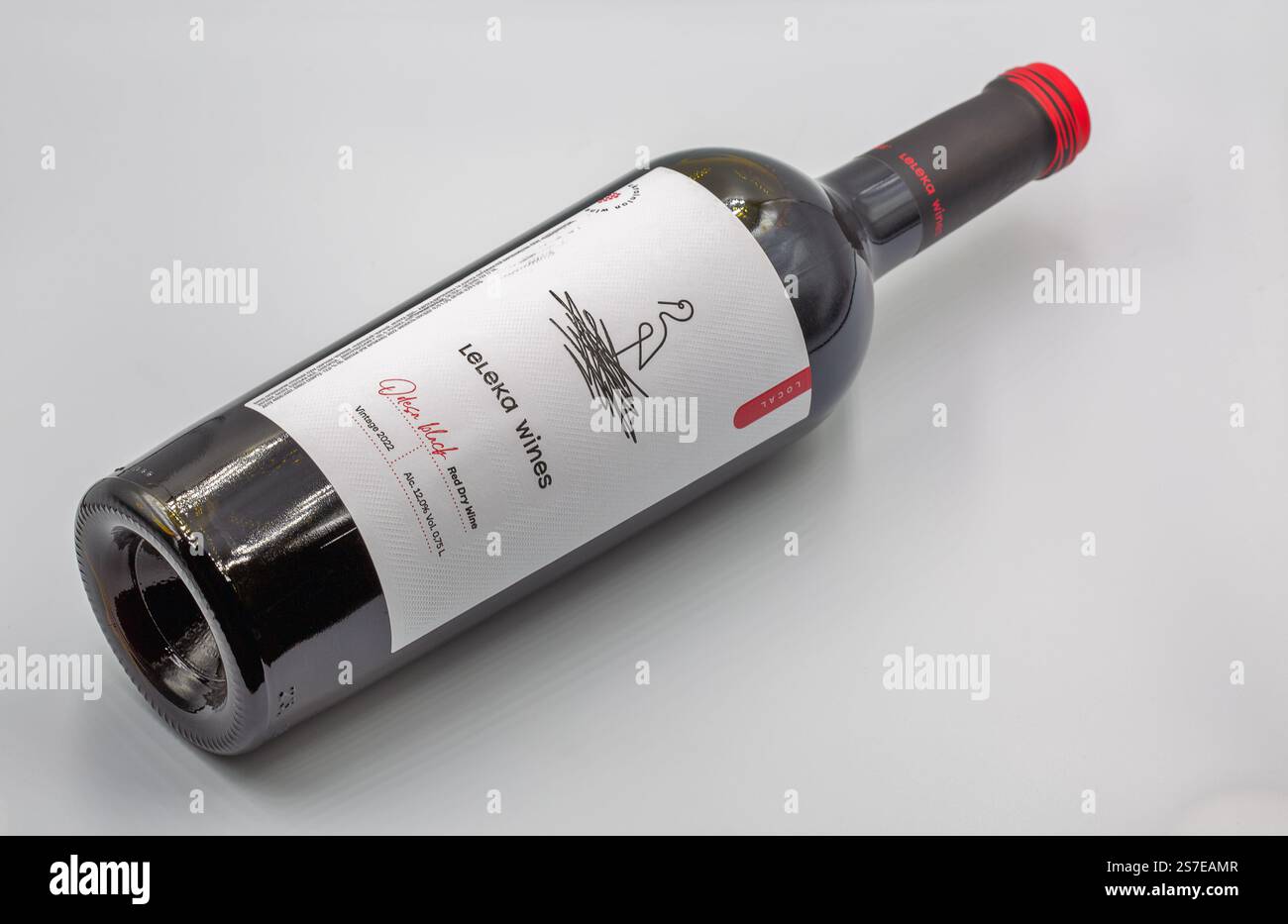 Kiev, Ukraine - 09 juillet 2024 : tournage studio de Leleka Ukrainian Odessa bouteille de vin sec rouge noir gros plan sur fond blanc. Banque D'Images