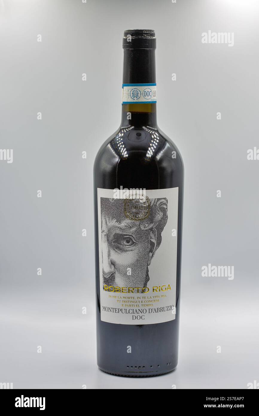 Kiev, Ukraine - 13 juillet 2024 : tournage studio de Roberto Riga Montepulciano d Abruzzo DOC bouteille de vin sec rouge italien gros plan sur fond blanc. Banque D'Images