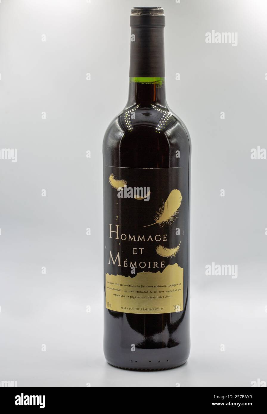 Kiev, Ukraine - 09 juillet 2024 : Studio Shoot de hommage et mémoire bouteille de vin sec rouge français gros plan sur fond blanc. Banque D'Images