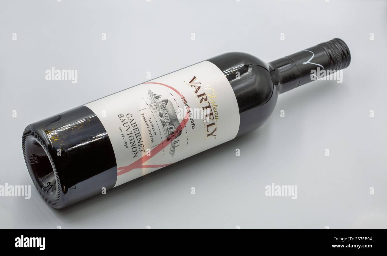Kiev, Ukraine - 23 août 2024 : tournage studio de Chateau Vartely cabernet sauvignon bouteille de vin sec rouge moldave gros plan sur fond blanc. Banque D'Images