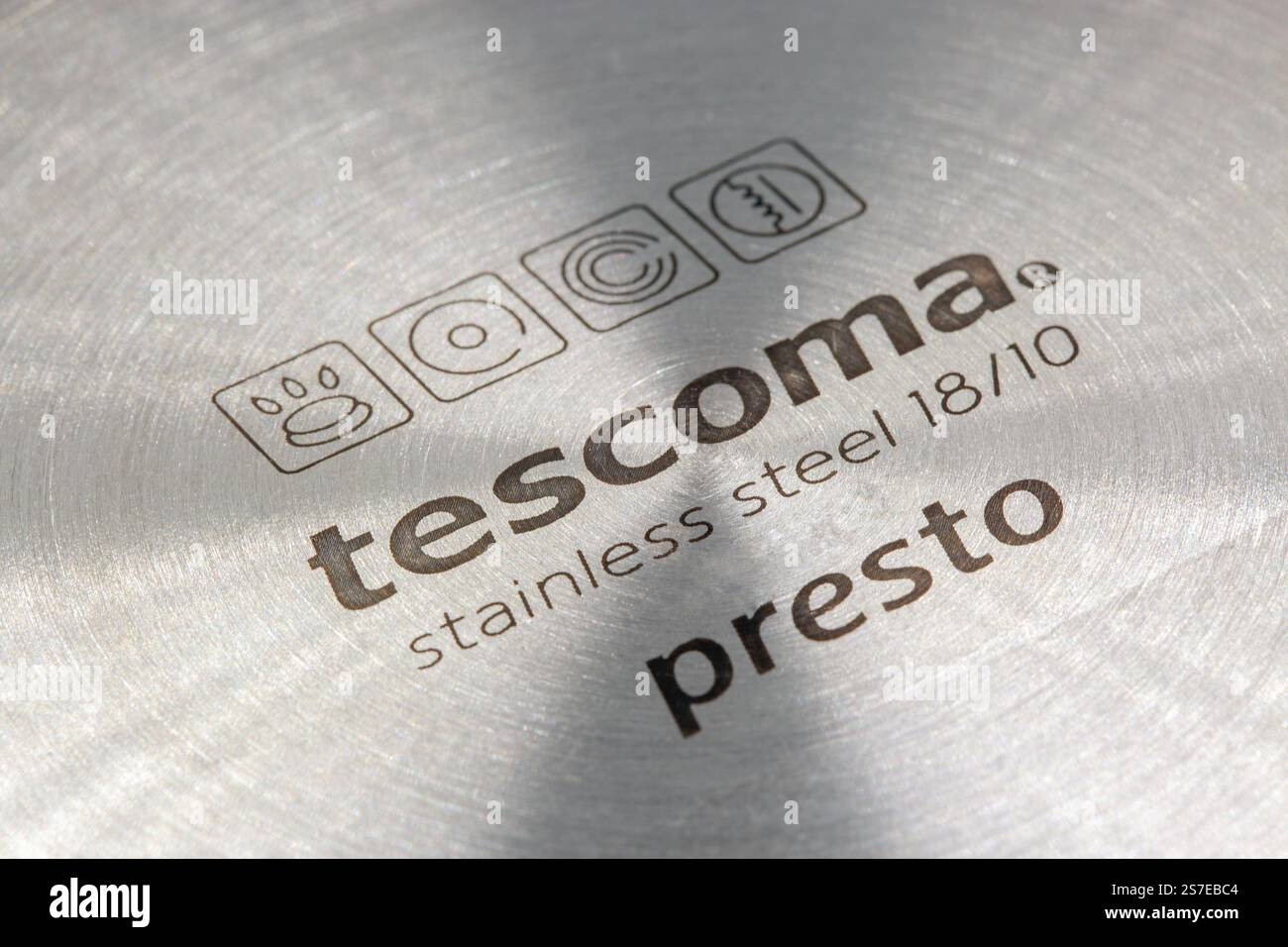 Kiev, Ukraine - 16 août 2024 : Studio Shoot du logo vide en acier inoxydable Tescoma Presto sur casserole gros plan. Tescoma est un fabricant tchèque de kit Banque D'Images