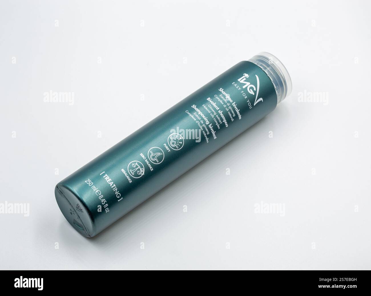 Kiev, Ukraine - 16 novembre 2024 : Studio Shoot de ING traitant le shampooing antipelliculaire bivalent en gros plan sur blanc. Banque D'Images