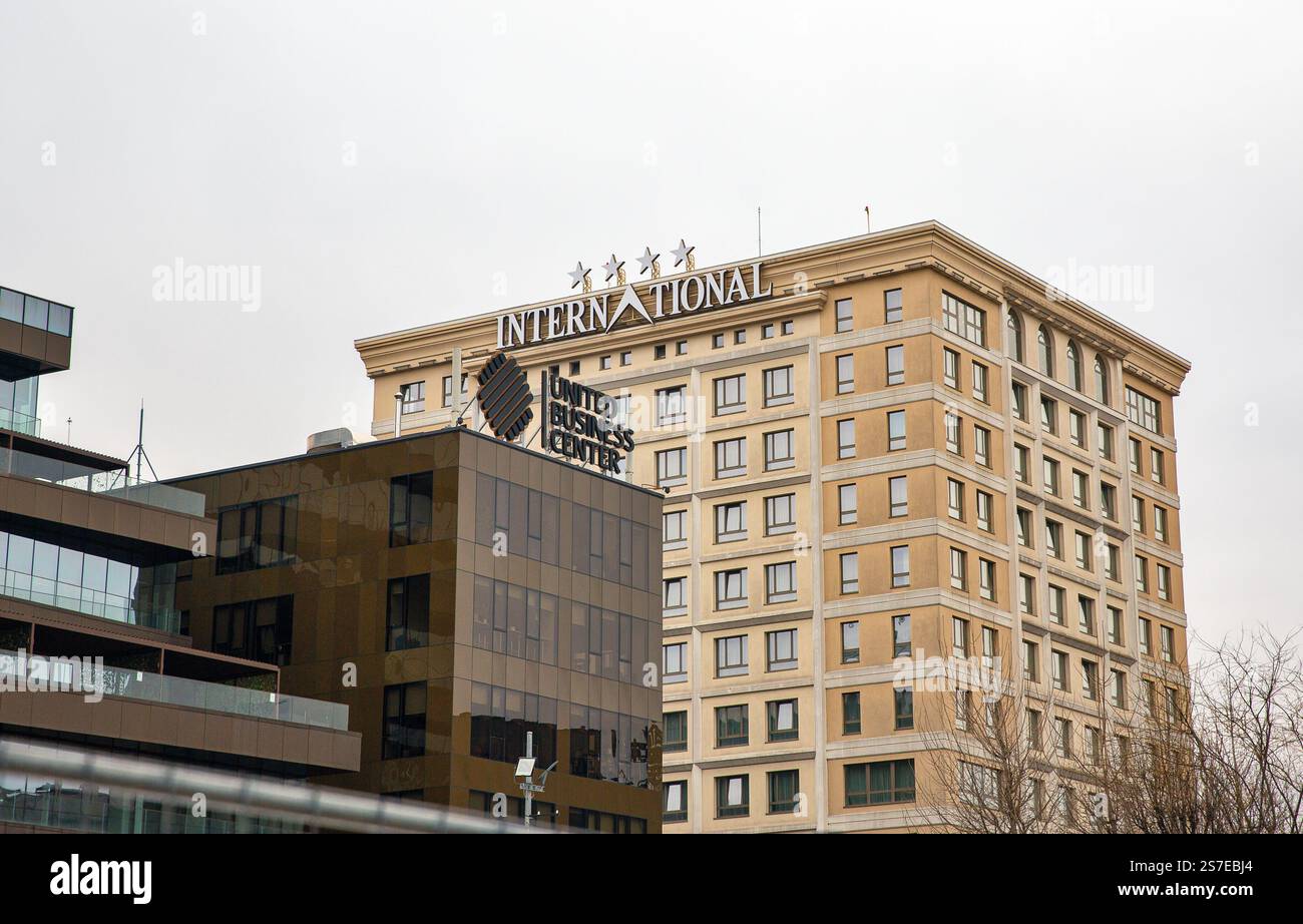 Iasi, Roumanie - 26 décembre 2024 : façade de l'hôtel International et United Business Center dans le centre-ville. Banque D'Images
