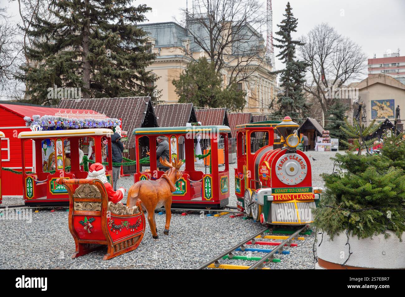 Iasi, Roumanie - 26 décembre 2024 : chemin de fer pour enfants et traîneau avec le Père Noël au marché de Noël dans le centre-ville. Banque D'Images