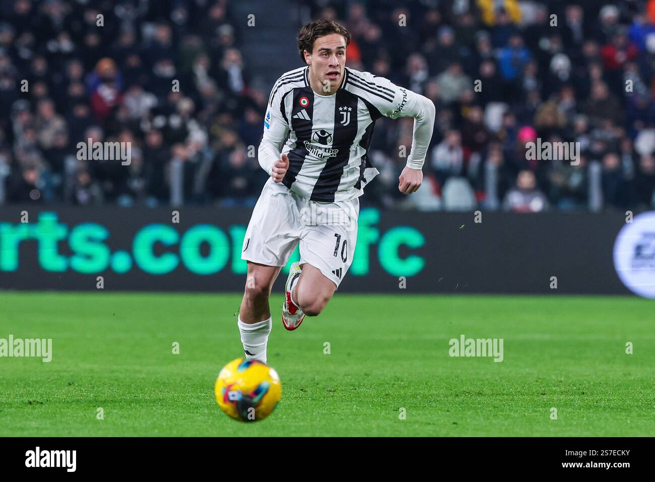 Kenan Yildiz du Juventus FC vu en action lors du match de football de Serie A 2024/25 entre le Juventus FC et l'AC Milan au stade Allianz Banque D'Images