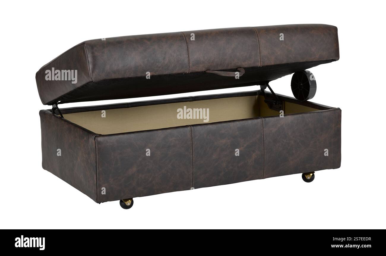 Tabourets en cuir canapé ottoman avec pieds en bois + chemin de clipsage. Le pouf est isolé sur un fond blanc. Banque D'Images