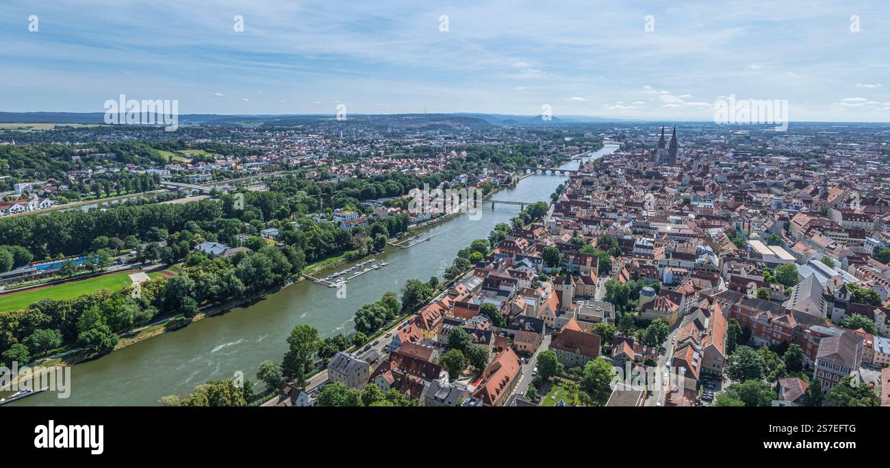 Vue aérienne de la ville de Ratisbonne, classée au patrimoine mondial de l'humanité, dans le Haut-Palatinat, autour du parc de la ville Banque D'Images