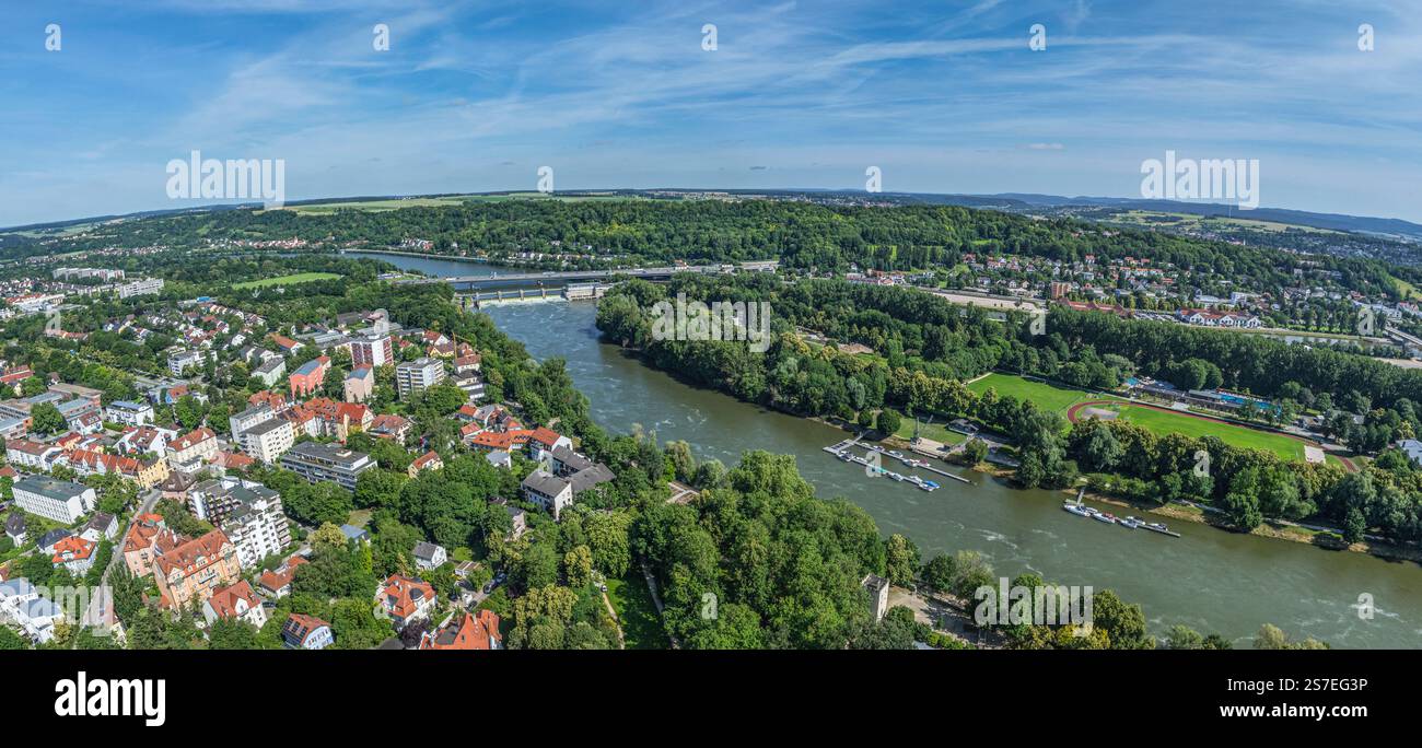 Vue aérienne de la ville de Ratisbonne, classée au patrimoine mondial de l'humanité, dans le Haut-Palatinat, autour du parc de la ville Banque D'Images
