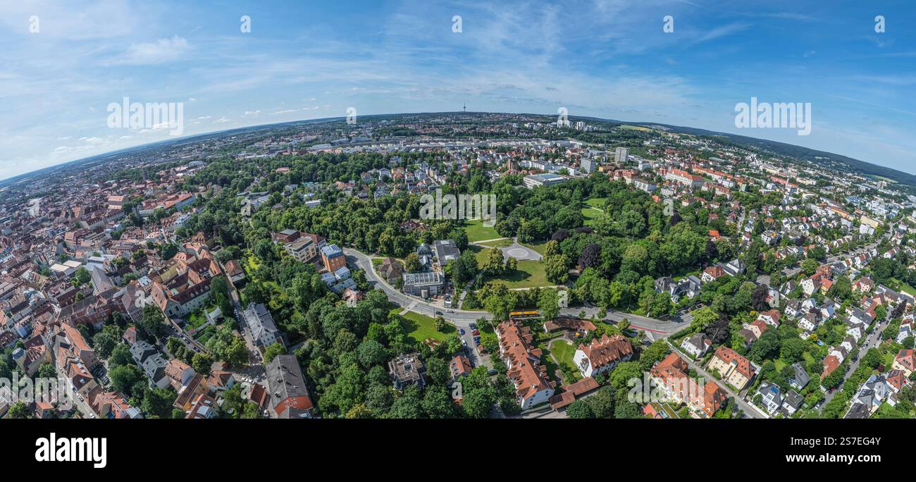 Vue aérienne de la ville de Ratisbonne, classée au patrimoine mondial de l'humanité, dans le Haut-Palatinat, autour du parc de la ville Banque D'Images