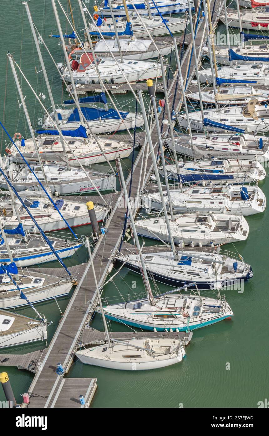 LISBONNE, PORTUGAL - 8 NOVEMBRE 2014 : vue aérienne du quai de Belem (port de plaisance de Belem) depuis le sommet du Monument des découvertes, à Lisbonne, Portugal Banque D'Images