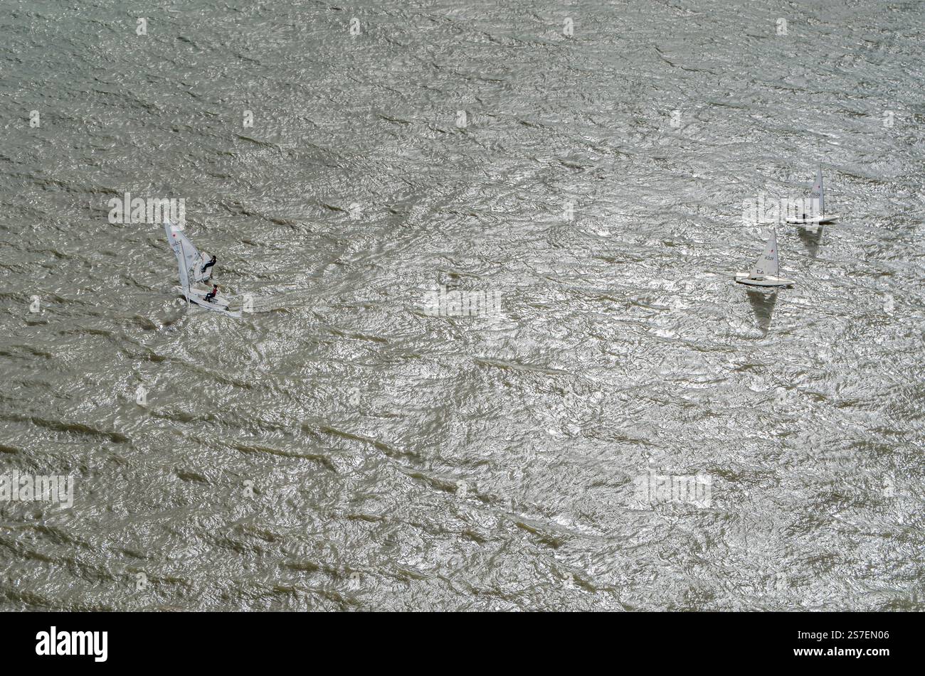 LISBONNE, PORTUGAL - 8 NOVEMBRE 2014 : vue aérienne du Tage à Lisbonne, Portugal, avec des gens pratiquant le sport nautique dans l'eau Banque D'Images